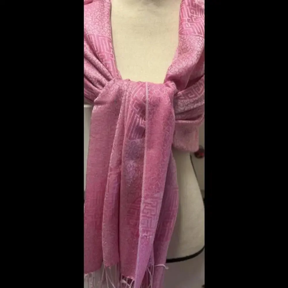 👠🥻🩷100% Rayon Pashmina Pink White Design Scarf 66” X 22” Fringed